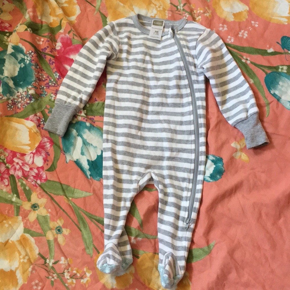 Kushies size 3M classics striped footie in gray .